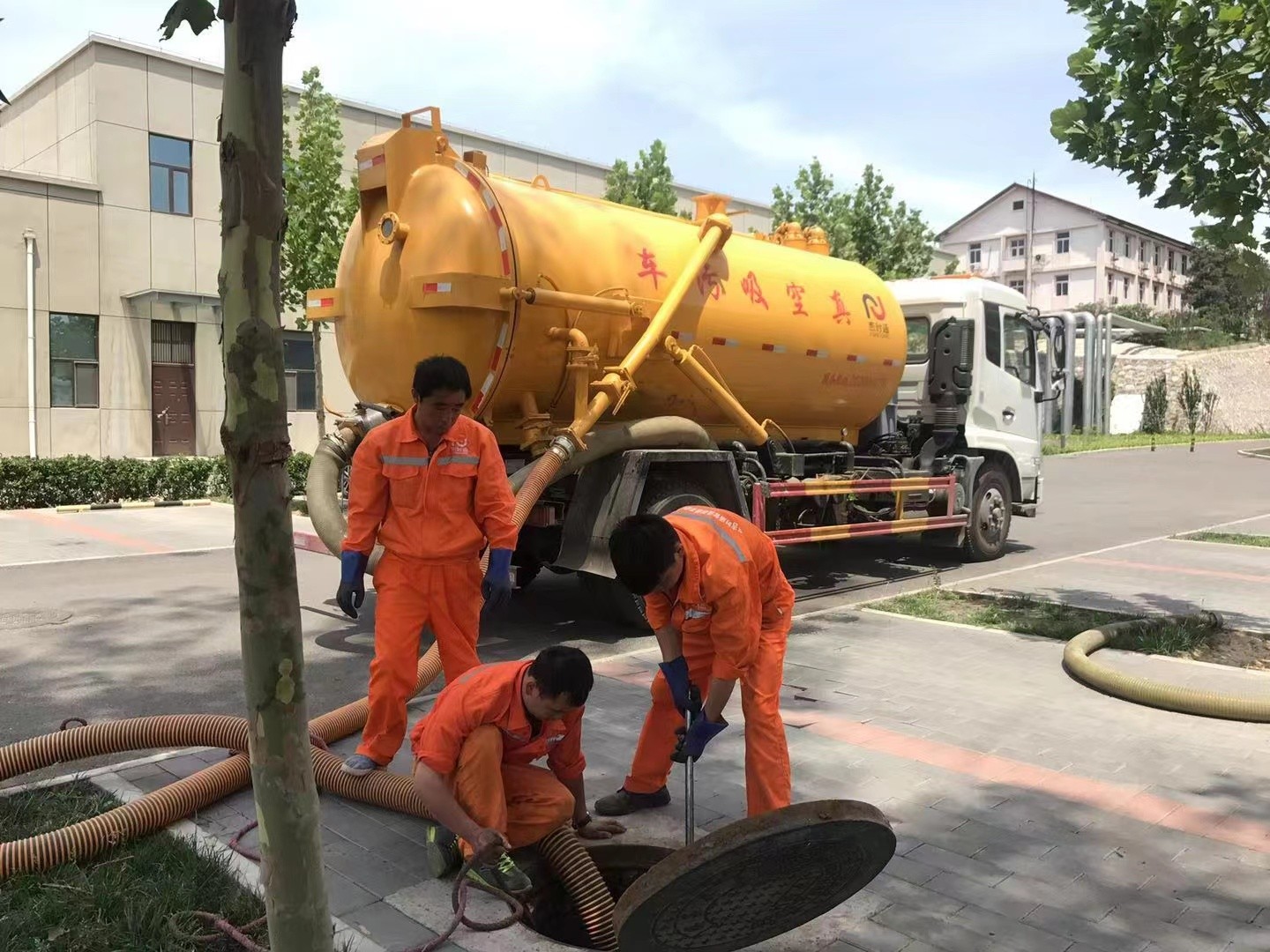 福山管道疏通车停在窨井附近