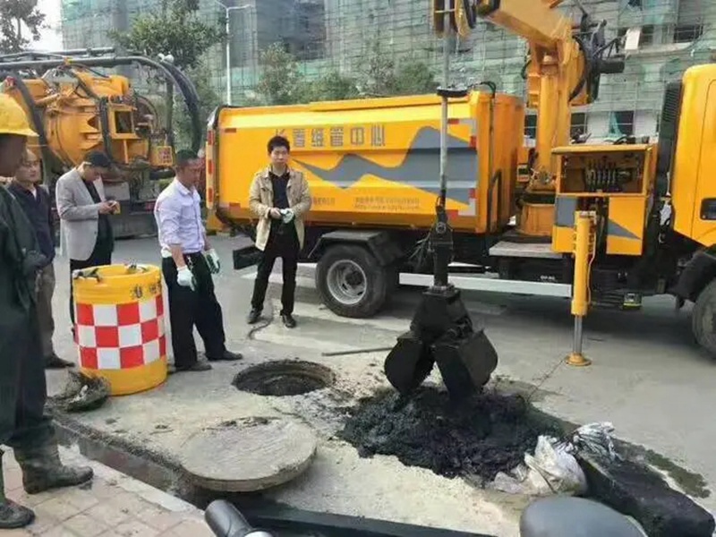 福山街道：网格员化身“清道夫”，为民解忧疏通“堵心”化粪池