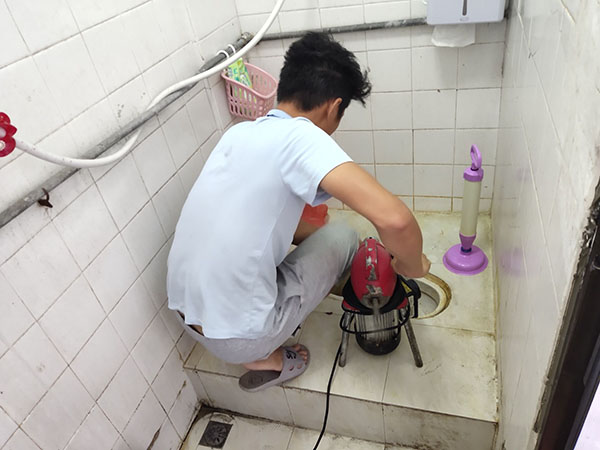 福山管道堵塞冒臭气 专业师傅现场解决问题